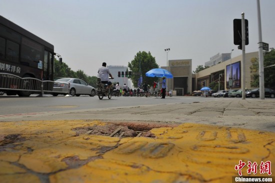 鄭州現“竹篾井蓋” 市民擔心命懸黑洞