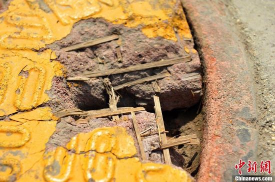 鄭州現“竹篾井蓋” 市民擔心命懸黑洞