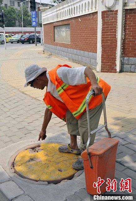鄭州現“竹篾井蓋” 市民擔心命懸黑洞