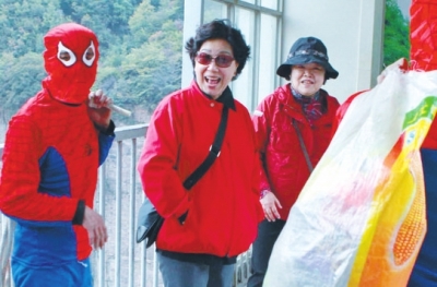 環(huán)衛(wèi)工扮“蜘蛛俠”峭壁撿垃圾