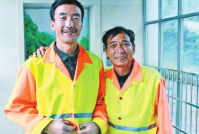 環(huán)衛(wèi)工扮“蜘蛛俠”峭壁撿垃圾