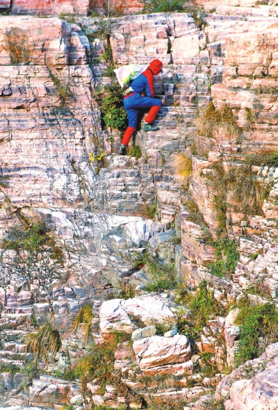 環(huán)衛(wèi)工扮“蜘蛛俠”峭壁撿垃圾