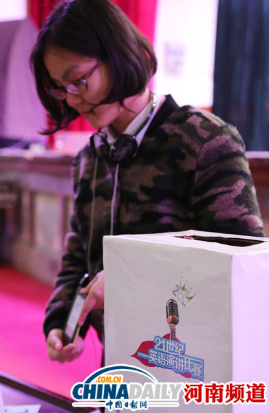 21世紀(jì)英語演講賽預(yù)熱 選手百年大禮堂“彩排”