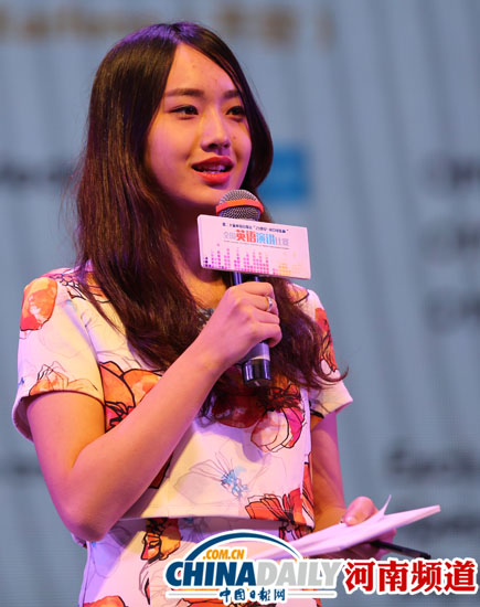 “趙默笙”演講賽當主持 粉絲后臺圍堵求合影