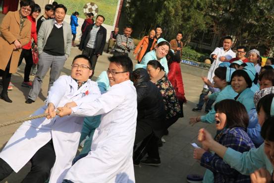 喜迎三八節(jié) 鄭州市兒童醫(yī)院舉辦拔河比賽