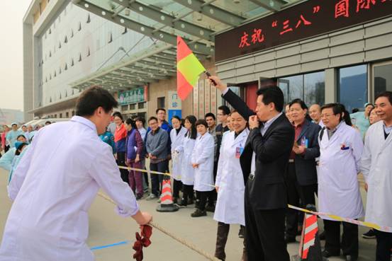 喜迎三八節(jié) 鄭州市兒童醫(yī)院舉辦拔河比賽