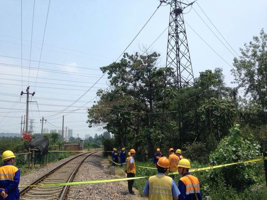 鄭州鐵路局沿線安全宣傳輔導(dǎo)站成立 愛護鐵路從小做起