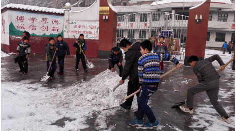 熱火朝天掃積雪,齊心協(xié)力搞安全——臺(tái)頭小學(xué)清掃積雪