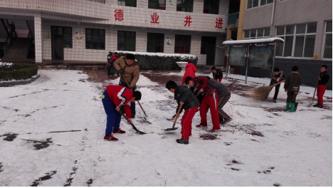 熱火朝天掃積雪,齊心協(xié)力搞安全——臺(tái)頭小學(xué)清掃積雪