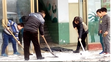 熱火朝天掃積雪,齊心協(xié)力搞安全——臺(tái)頭小學(xué)清掃積雪