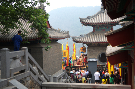 洛陽(yáng)龍門(mén)香山詩(shī)會(huì)再現(xiàn)武則天“香山賦詩(shī)奪錦袍”