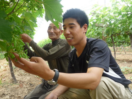 河南商水：大學生村官與老百姓“交流”