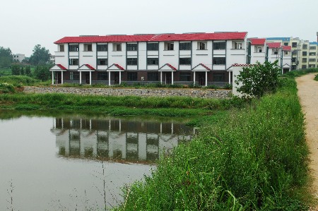 羅山借新農(nóng)村建設(shè)建房牟利追蹤:違規(guī)未見管新地又被占