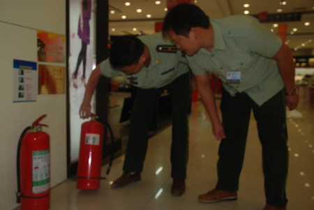 吸取佛山火災教訓 信陽消防突擊夜查隱患