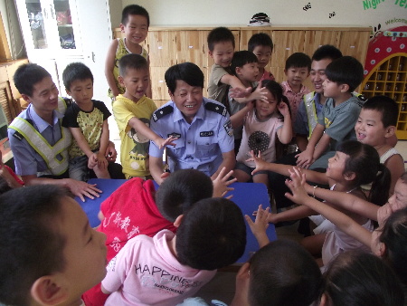 開學(xué)的第一天民警把交通安全課送進校園