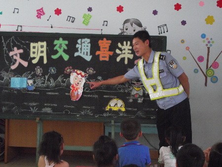 開學(xué)的第一天民警把交通安全課送進校園