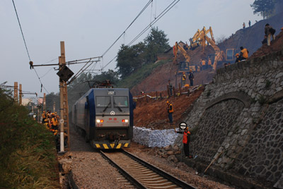 因水害塌方中斷的隴海鐵路下行線開(kāi)通