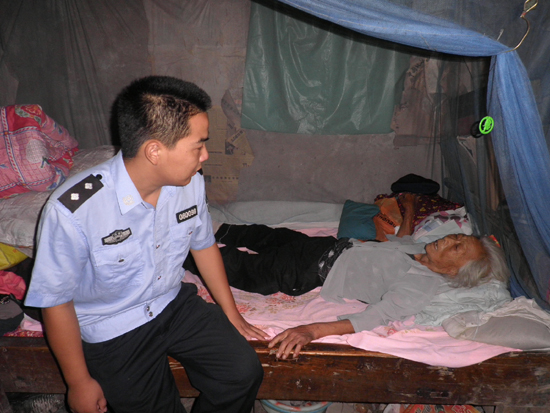 河南固始孤寡老人病困屋內 民警破門入室相助