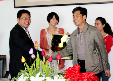 二十一世紀(jì)英文報(bào)與欒川縣第一高級中學(xué)簽署合作協(xié)議