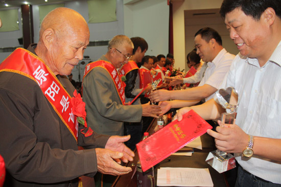 河南原陽縣舉行首屆道德模范頒獎典禮