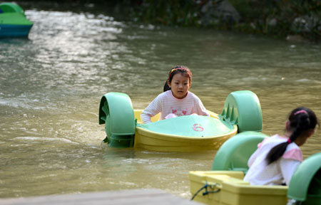 鄭州:兒童在公園盡享節(jié)日歡樂