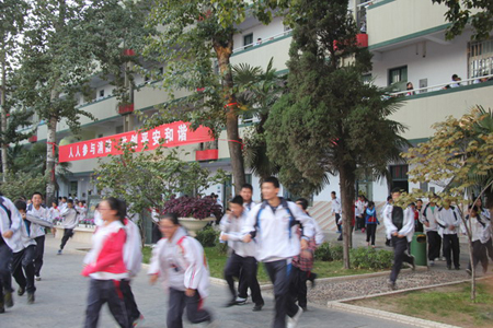 河南鄭州十九中學3000師生演練消防疏散自救