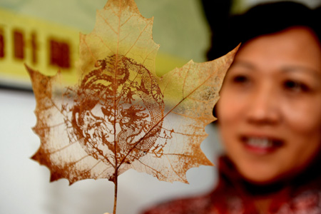 河南商城:民間藝人朱華梅在樹葉上雕刻藝術