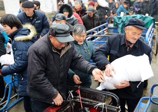 農(nóng)民工回鄉(xiāng)感恩17年 送60萬(wàn)斤大米7萬(wàn)斤豬肉