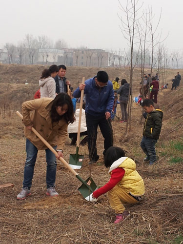 鄭州馨悅苑社區百余居民義務植樹綠化家園