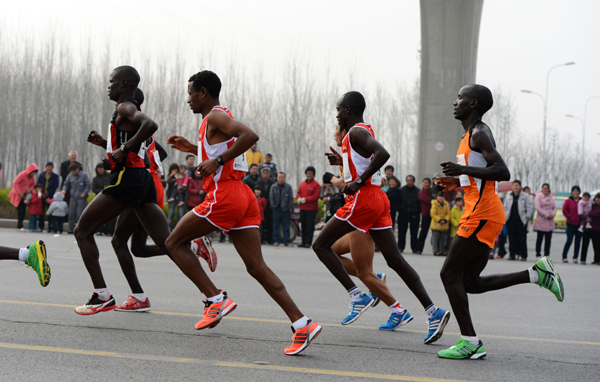 2013鄭開國際馬拉松鳴槍開跑
