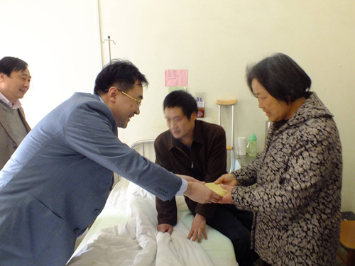 河南原陽:窮困老支書兒子重病牽動眾人心