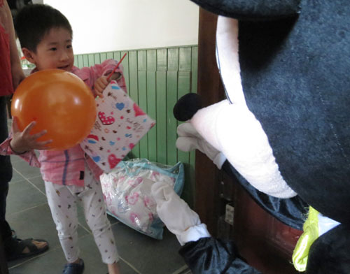 鄭州馨悅苑社區喜慶“六一” “米奇”帶隊送禮