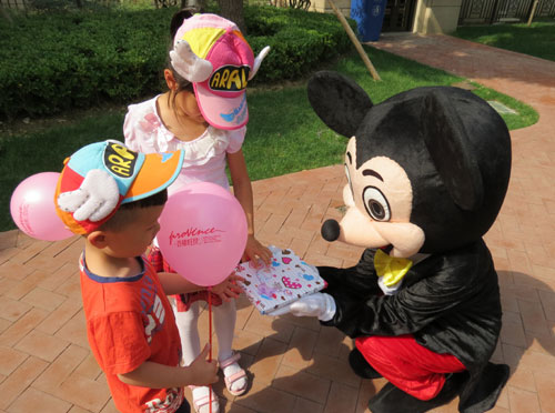 鄭州馨悅苑社區喜慶“六一” “米奇”帶隊送禮