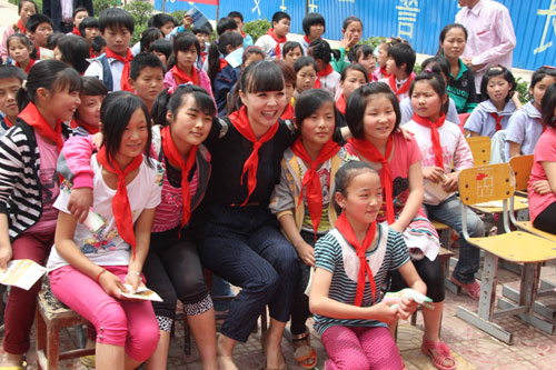 河南省愛心基金會(huì)與李靈希望小學(xué)共慶“六一”