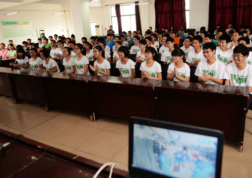 河南固始永和高級中學師生共同收看太空授課