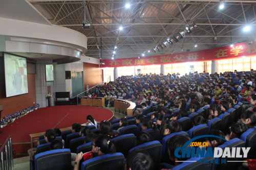 河南多所學(xué)校組織學(xué)生觀看首次太空授課