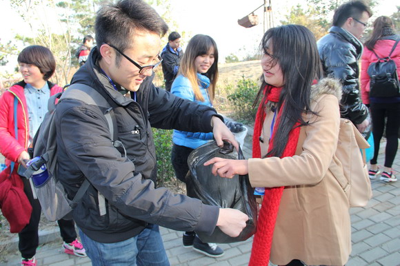 信陽師范學院音樂學院開展黨員環保社會實踐活動