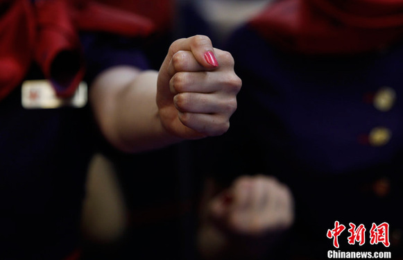 香港空姐大練詠春拳 一招一式有模有樣