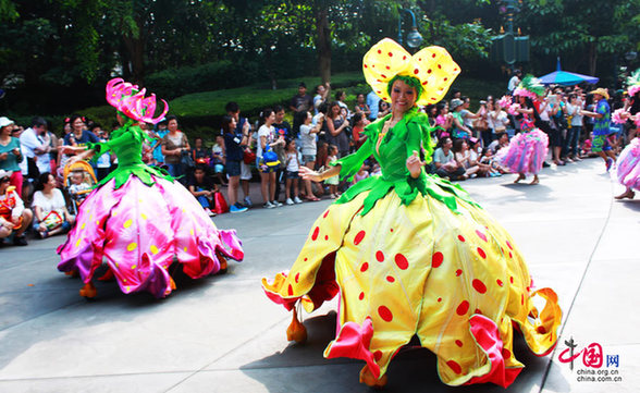 拍手叫絕 香港迪士尼飛天巡游