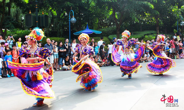 拍手叫絕 香港迪士尼飛天巡游