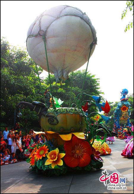 拍手叫絕 香港迪士尼飛天巡游