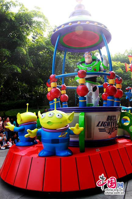 拍手叫絕 香港迪士尼飛天巡游