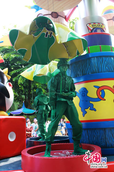 拍手叫絕 香港迪士尼飛天巡游