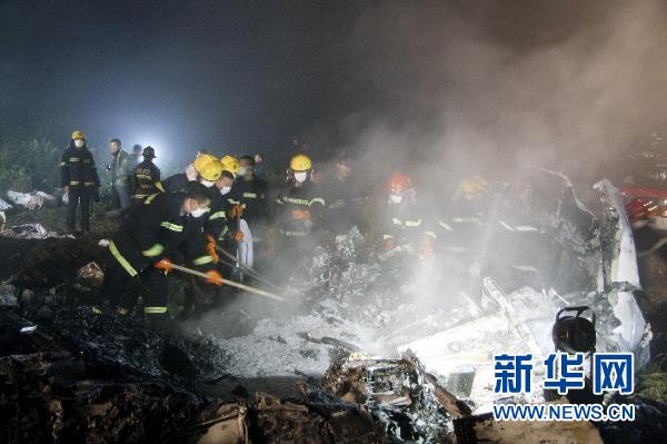 救援人員稱飛機失事很多遇難者遺體抱在一起