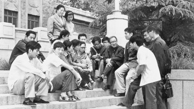 哈爾濱理工大學(xué)師生悼念“兩彈一星”元?jiǎng)淄醮箸?/></p>

<p>王大珩生前和哈爾濱科技大學(xué)（現(xiàn)哈爾濱理工大學(xué)）技術(shù)物理系師生在一起。圖片由哈爾濱理工大學(xué)提供</p>

<p>黑龍江日?qǐng)?bào)25日訊（記者夏雪）7月21日，我國著名科學(xué)家，哈爾濱理工大學(xué)原校長、名譽(yù)校長王大珩逝世，享年96歲。消息傳來，哈爾濱理工大學(xué)一片哀戚之聲，全校師生深感悲痛。25日下午，哈爾濱理工大學(xué)舉行了追思會(huì)，沉痛悼念王大珩院士。</p>

<p>追思會(huì)上，王大珩當(dāng)年的學(xué)生、同事以及王大珩創(chuàng)辦的技術(shù)物理系的教師們，紛紛講述自己與先生之間的故事，并回憶了王大珩的生平、在校工作的往事和為學(xué)校發(fā)展建設(shè)所做出的貢獻(xiàn)，表達(dá)了深深的懷念之情。</p>

<p>哈爾濱理工大學(xué)原副校長、90歲高齡的楊楓得知舉行王大珩院士追思會(huì)的消息，特意為王老創(chuàng)作了一首《滿江紅》，并委托原技術(shù)物理系激光研究所所長于助在追思會(huì)上誦讀。當(dāng)讀到“哈理工師生默哀思，人聲咽”時(shí)，在場的人們哽咽了。</p>

<p>哈爾濱理工大學(xué)黨委宣傳統(tǒng)戰(zhàn)部部長崔玉祥表示，很榮幸能夠聆聽先生的教誨，先生對(duì)于大物理學(xué)戰(zhàn)略性的眼光和對(duì)于培養(yǎng)優(yōu)秀物理人才的熱切期盼，給他留下了深刻印象。“如今，先生的諄諄教誨仍在耳畔回蕩，我們將秉承老校長的‘教研并舉，理工結(jié)合；多科互用，形成特色；卓育人才，亦能亦德；應(yīng)迎世紀(jì)，面向祖國’的教育思想，以嚴(yán)謹(jǐn)治學(xué)的精神為國家科學(xué)事業(yè)發(fā)展貢獻(xiàn)力量。”</p>

<p>王大珩是我國著名科學(xué)家、“兩彈一星功勛獎(jiǎng)?wù)隆鲍@得者，中國科學(xué)院院士、中國工程院院士，我國近代光學(xué)工程的重要學(xué)術(shù)奠基人、開拓者和組織領(lǐng)導(dǎo)者，杰出的戰(zhàn)略科學(xué)家、教育家。1978年6月任哈爾濱科技大學(xué)（現(xiàn)哈爾濱理工大學(xué)）校長，1984年以來一直任哈爾濱理工大學(xué)名譽(yù)校長。</p>

<p>來源：黑龍江日?qǐng)?bào)   編輯：許銀娟</p>
</div>
</div>
<!--/enpcontent-->
<br/>
 



<table width=