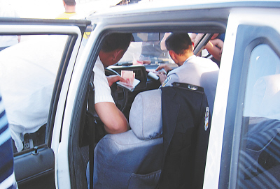 交完“買路錢 ”超載車“輕松”上路