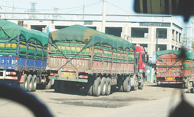 交完“買路錢 ”超載車“輕松”上路
