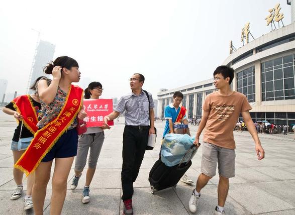 努力拼搏改變命運的“保安哥”天津大學報到 婉拒大部分捐款