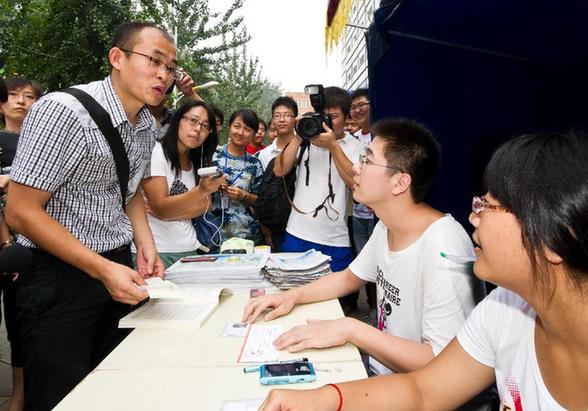 努力拼搏改變命運的“保安哥”天津大學報到 婉拒大部分捐款