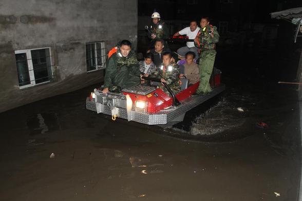 哈爾濱遭遇暴雨襲擊 消防官兵營(yíng)救近百名被困群眾